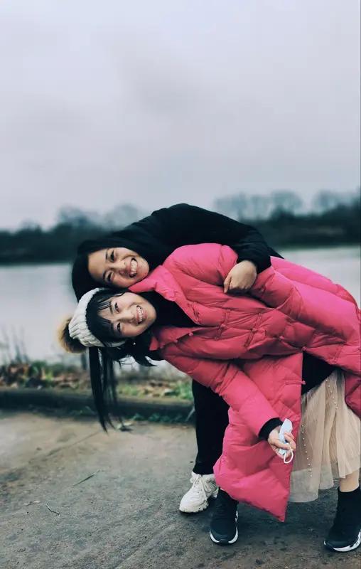 有这样一位父亲，满心盼着留学英国的女儿回国后能帮衬弟弟买房，可女儿一去便杳无音信