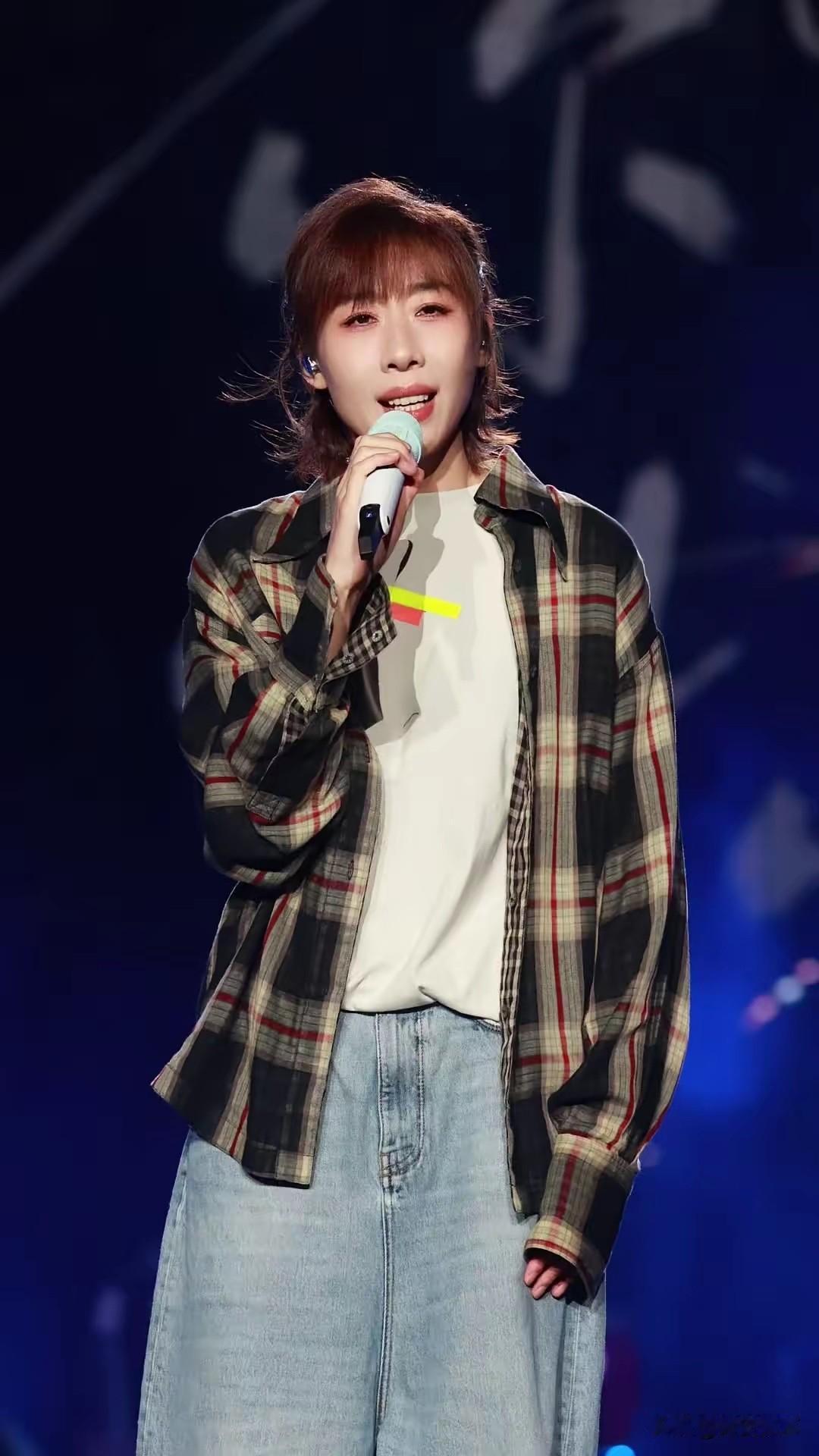 没想到内娱第一个为谢娜取消演唱会发声的女性，不是她的好朋友好姐妹，也不是快乐家族