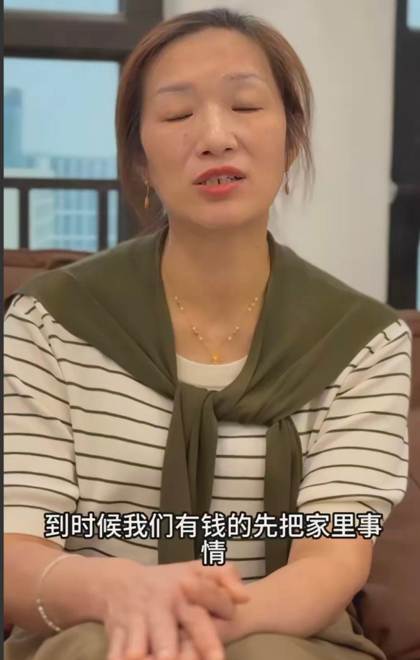 浩南妈妈这回又双叒叕在直播间抹眼泪了！这回可不是被儿子气的，而是被网友们的“灵魂