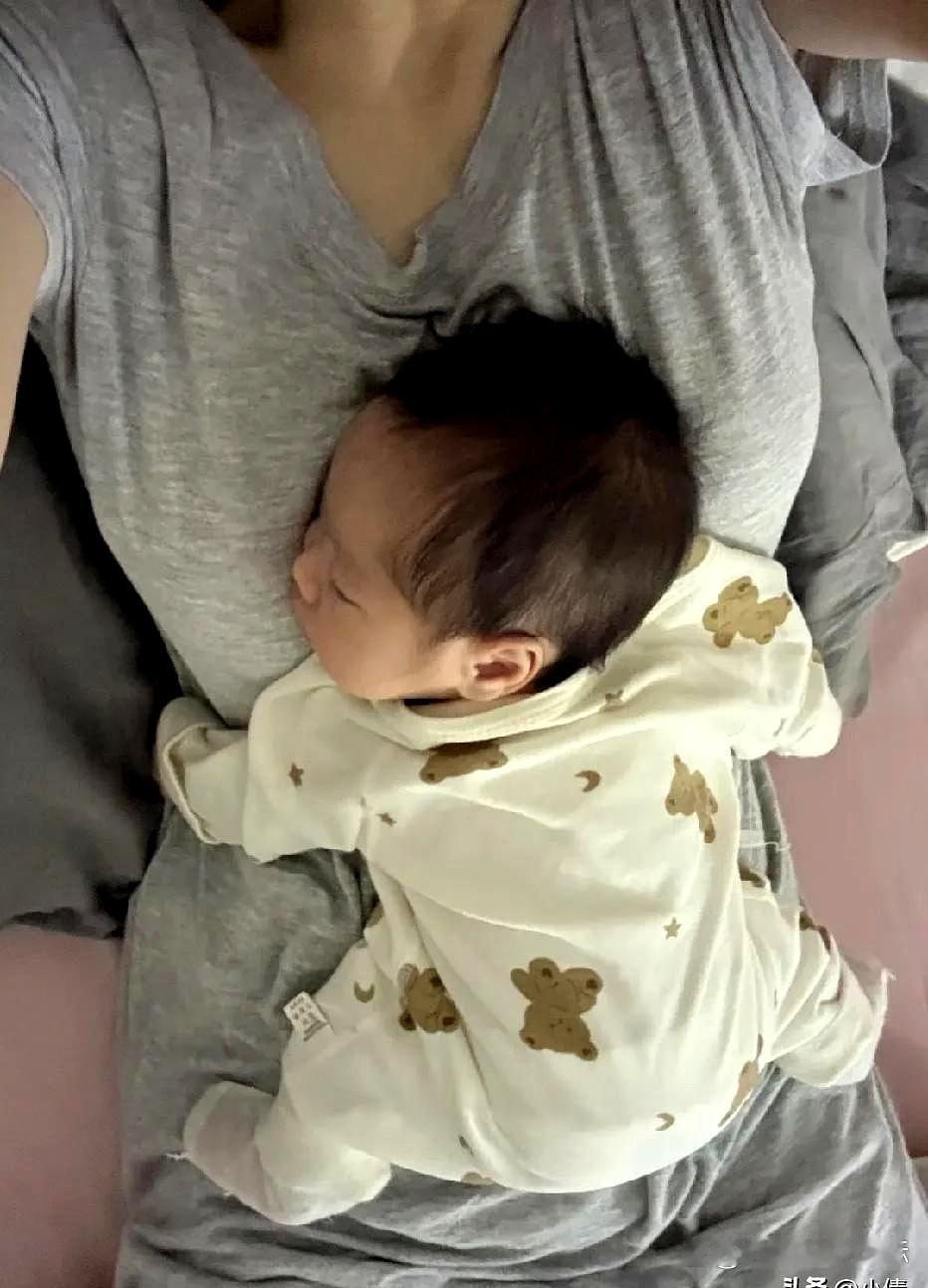 婆婆来医院看我那天，我刚生完第三天，刀口还疼得厉害。她坐床边逗了逗孩子，