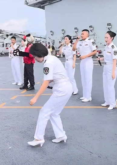 山东舰接待了2000多人，甲板为什么看不到哪怕一片垃圾，一位女兵不经意的举动告诉