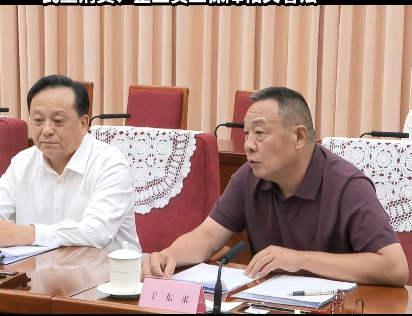 于东来去开会应该是唯一一个没有全部照着稿子念的人了吧？其实别人照着稿子念也可以理