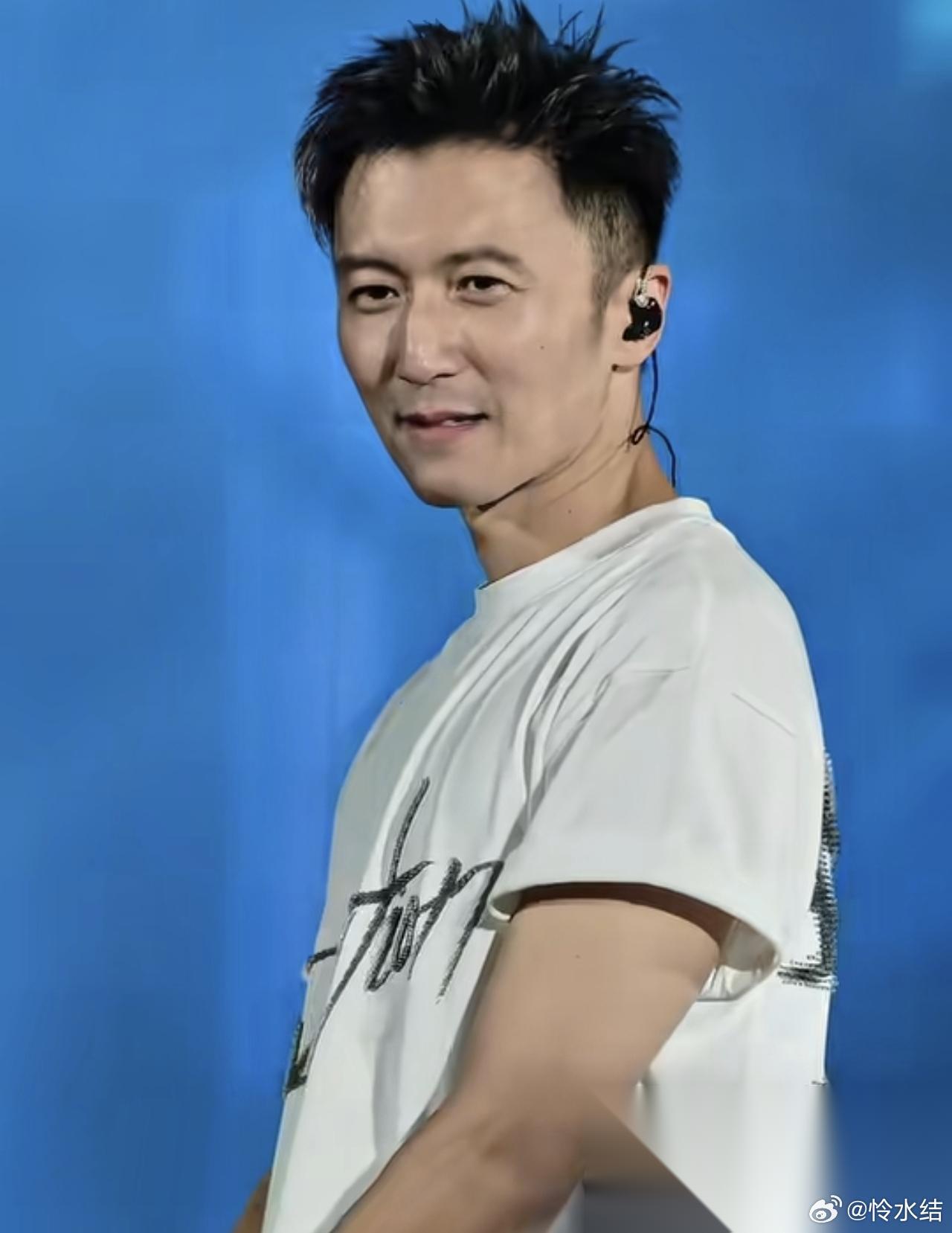 现在看来，谢霆锋和王菲的爱情，其实也没有那么甜蜜。因为，如果他们确实很在乎彼此