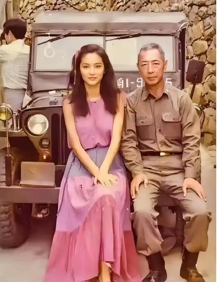 1980年，林青霞和父亲林维良在台湾留下了一张珍贵合影。那时26岁的她，正