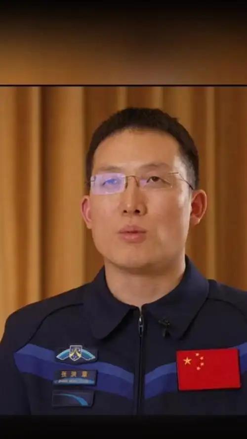 航天员张洪章回来了，他出舱的时候万众瞩目，他的姐姐无比激动地告诉记者：​我