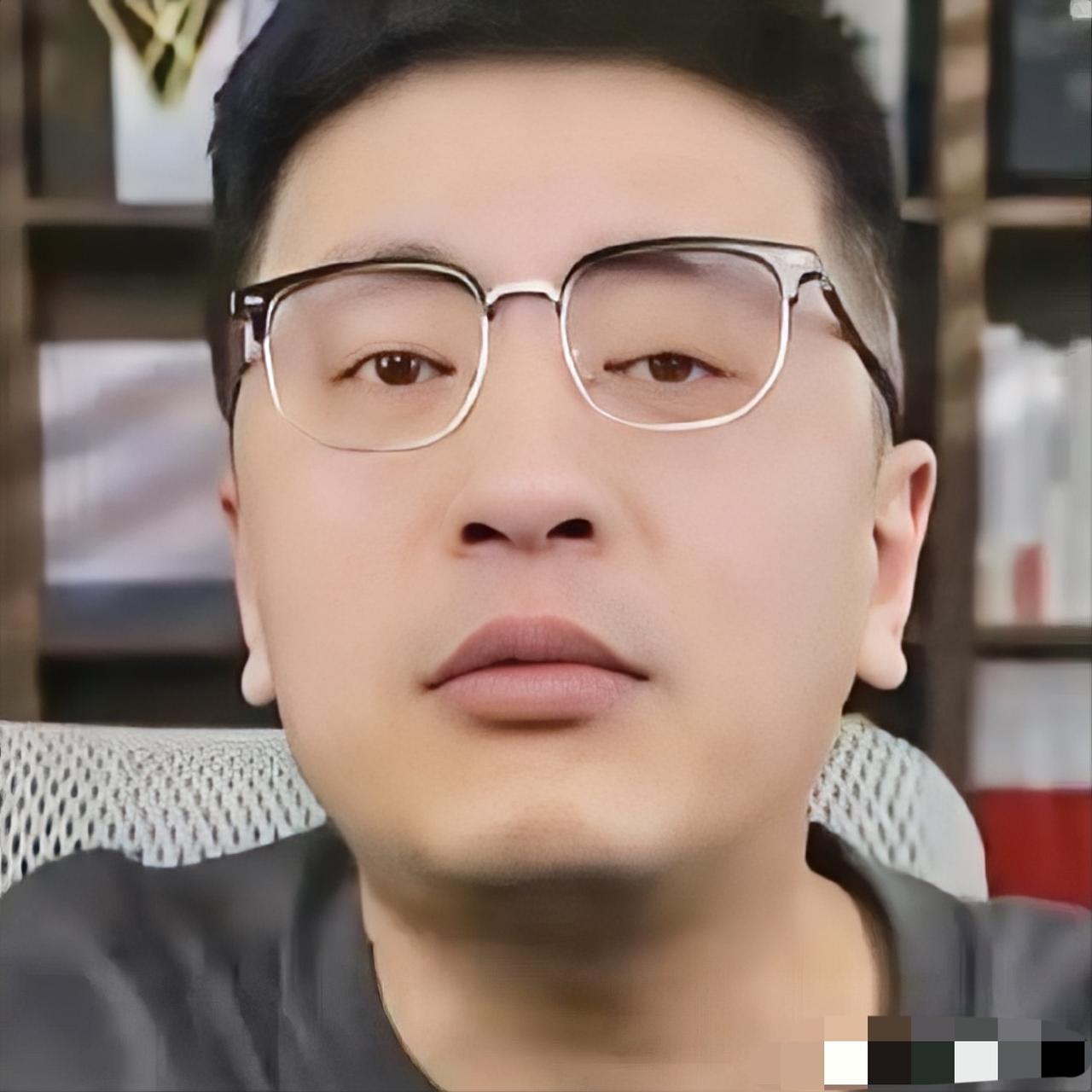 好奇查下张雪峰的出身，着实让人意外!原来他是从普通家庭里，一步步拼到现在的!