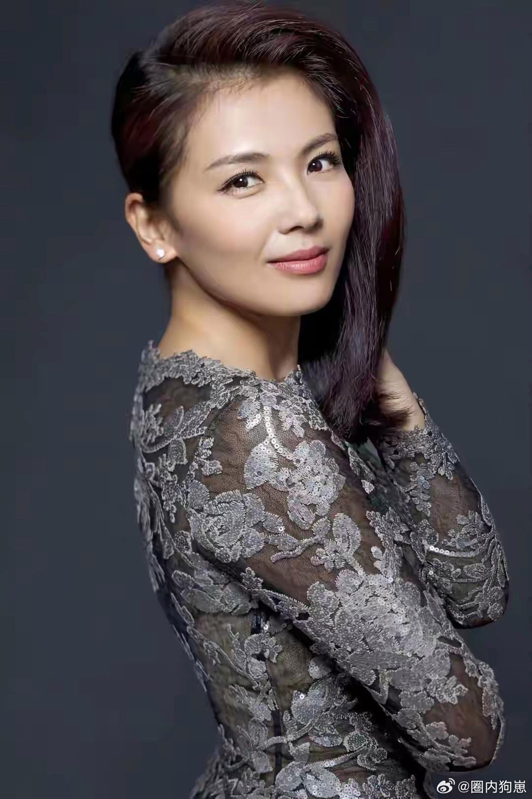 身着灰色蕾丝长裙的刘涛，优雅温婉又自带高级感，温柔气质直接拉满，美得恰到好处。