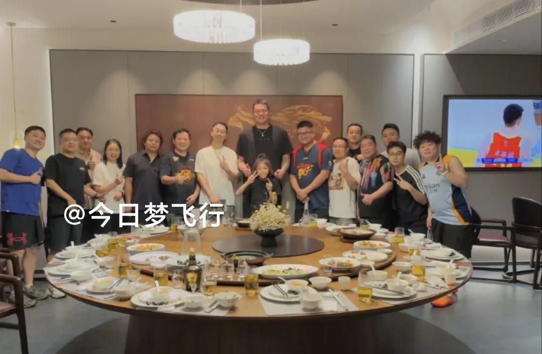朱芳雨带着朱古力去吃大餐！日前，广东宏远篮球俱乐部总经理朱芳雨帶着儿子朱古力，