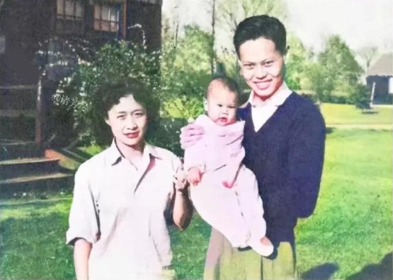 1951年，美国普林斯顿的户外草坪上，拍下了这张留存至今的珍贵家庭留影。29岁的