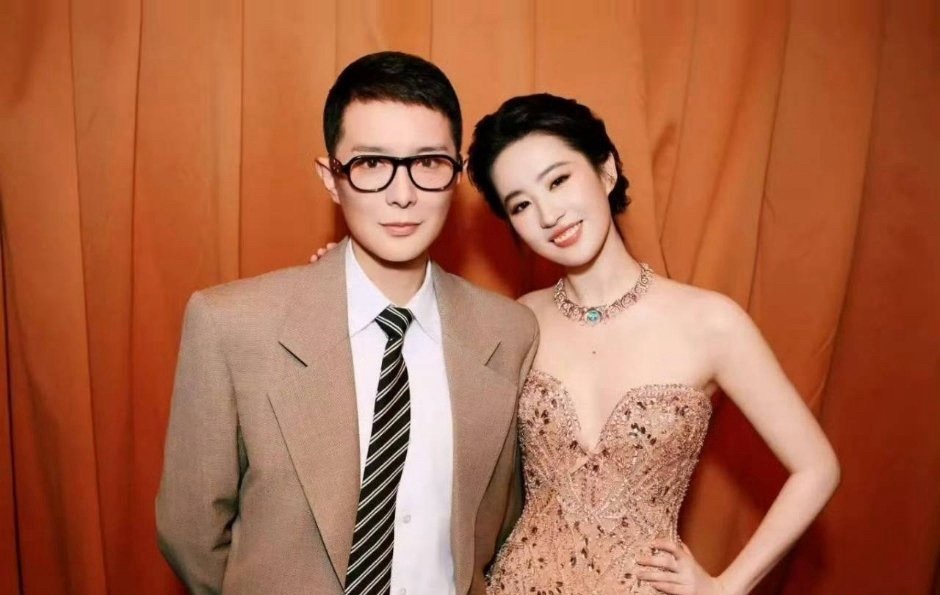 刘亦菲一场活动同时集邮，让vogue、嘉人、W、ELLE的主编们比美一下。​​