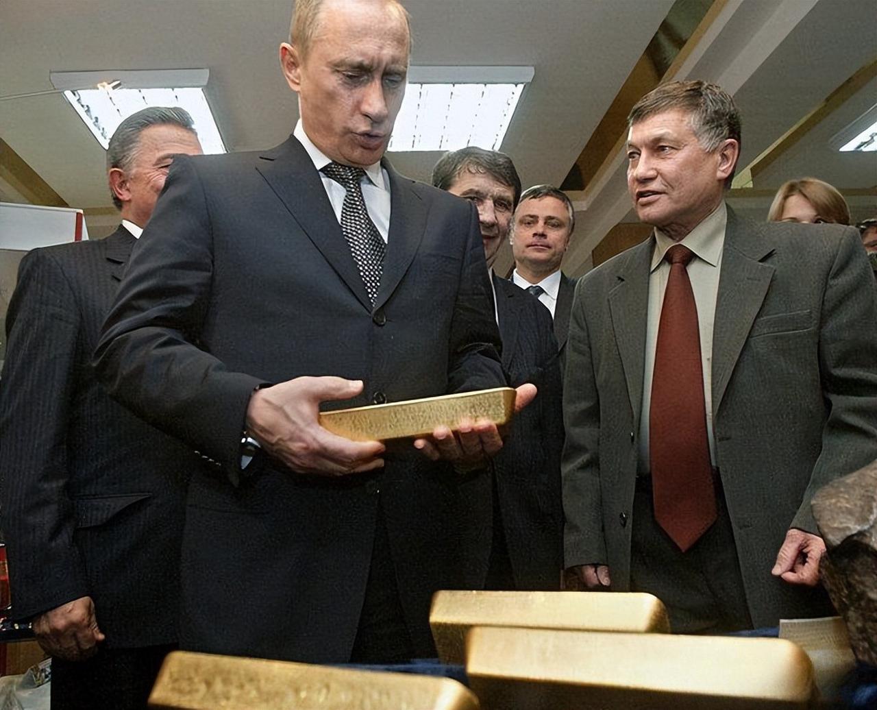 俄罗斯抛售黄金不是空枪，贵金属不要高位接盘2025年11月，俄罗斯央行正式对