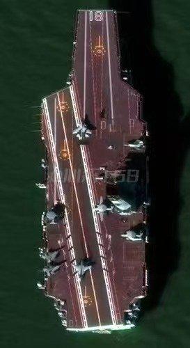 福建舰清晰甲板新图。。。三架歼35折叠机翼状态，三架KJ600，一架歼15位于2