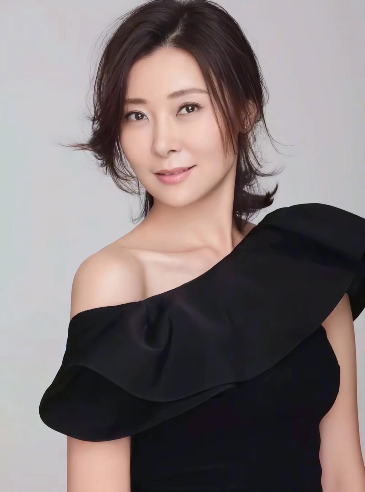 柯蓝把行李拖进大理古城那天起，就再没接过一部戏。不再熬大夜背台词，反倒把日子