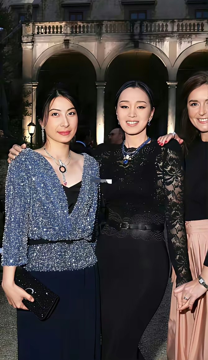 郭晶晶不漂亮，但是很奇怪的是，她不论和哪个明星同框都不落下风