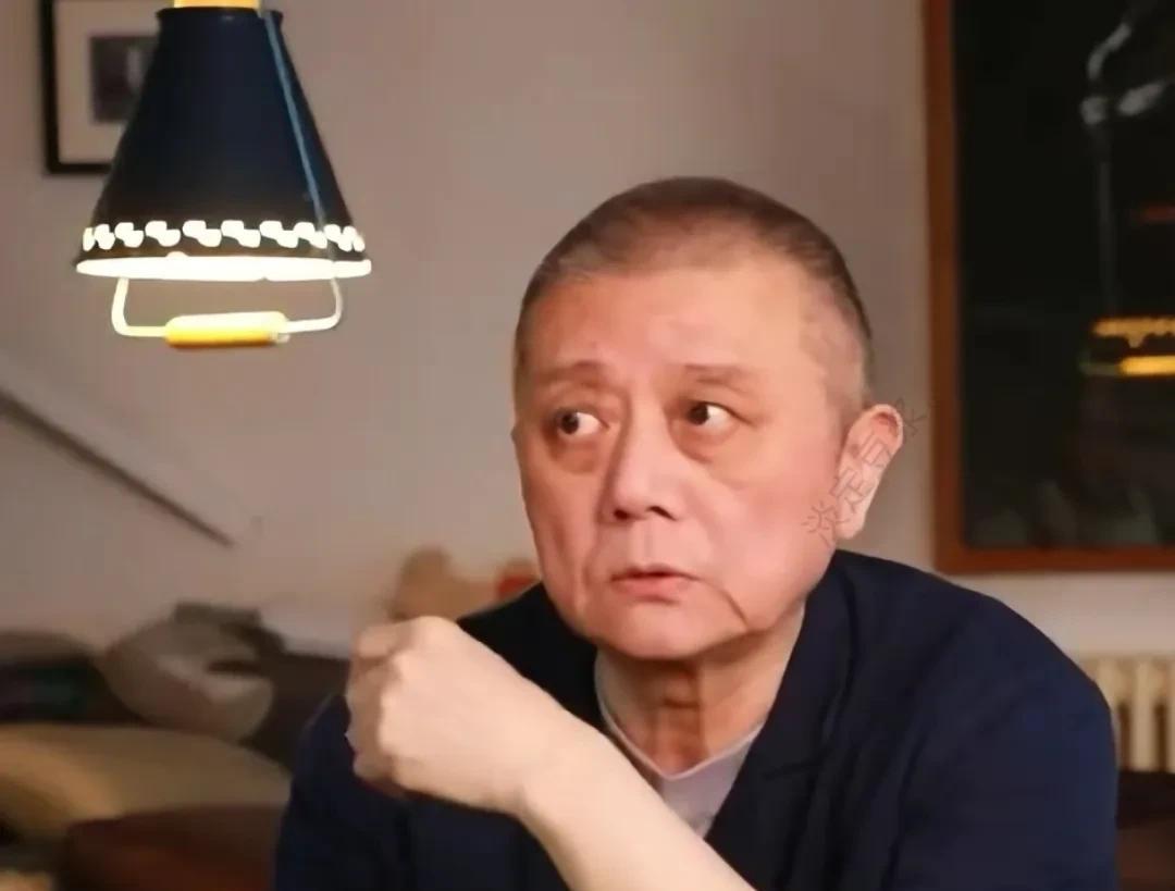 嘛呀！咋看他还有点“老太太”面相了呢？慈眉善目的了，他这变化真是有点让人意想不到
