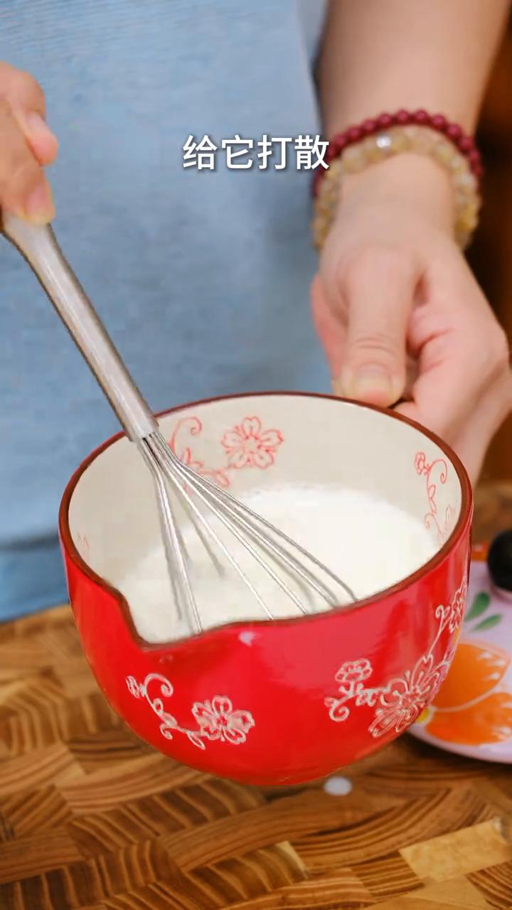 这是一款经典的养生甜品，把黑芝麻和牛奶一起炖，你一定想不到它有多美味。明天就立秋