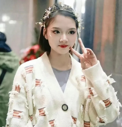 难怪那么多人喜欢她，路人镜头下都美若天仙。[玫瑰][玫瑰][玫瑰]
