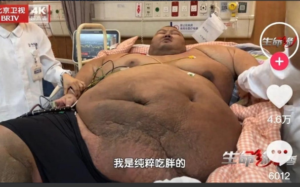 内蒙胖小伙3年不回家，胖到718斤，母亲再见时哭了：这怕有1000斤。内蒙古一胖