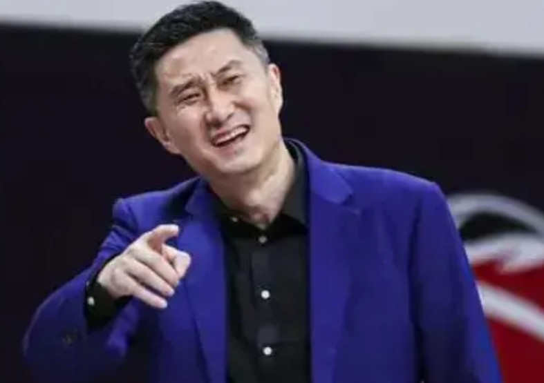 杜锋颜面扫地？徐昕手指杜锋“口吐莲花”创造了多个第一。一是，在比赛场第一个敢