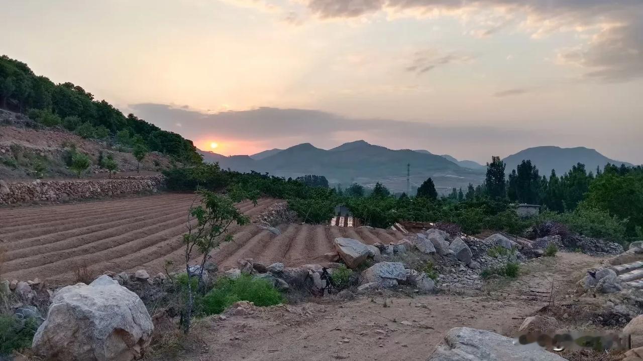 夕阳西下，田野静谧，山峦起伏，岁月静好。