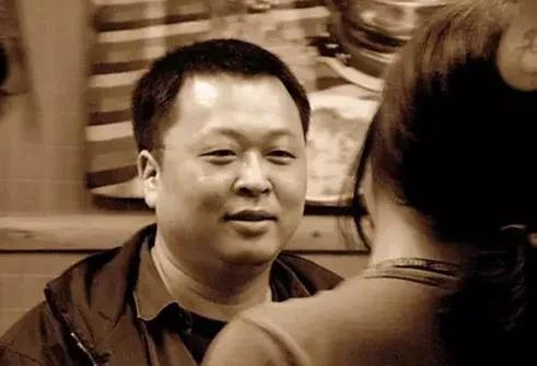 罗永浩被自己的回旋镖击中了，他在公开场合埋怨余承东挖他公司的人，问题是之前他在力