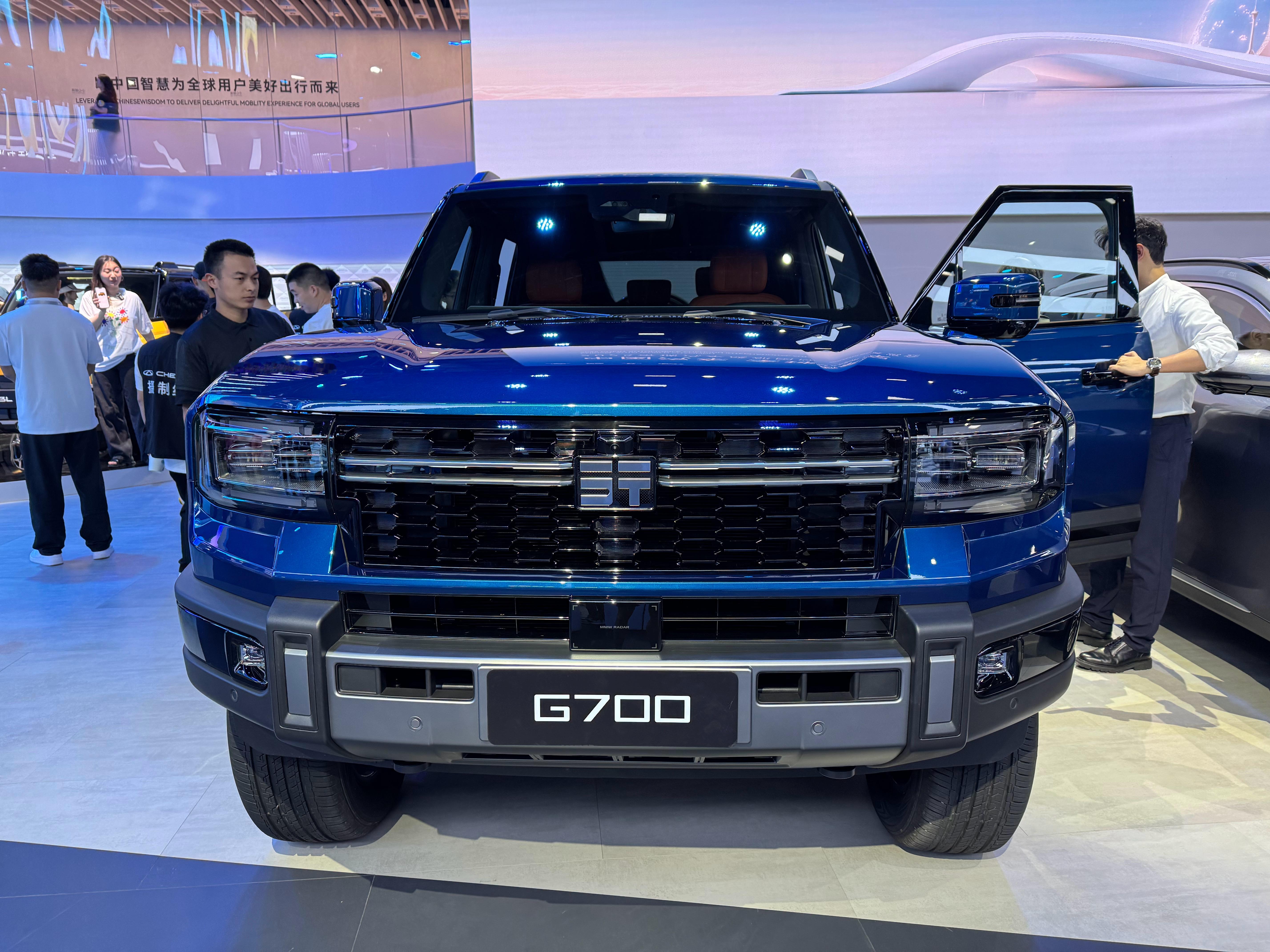 捷途也造了一个超大的越野—G700，对比旁边的车，这个车太庞大了。内饰的天际屏有