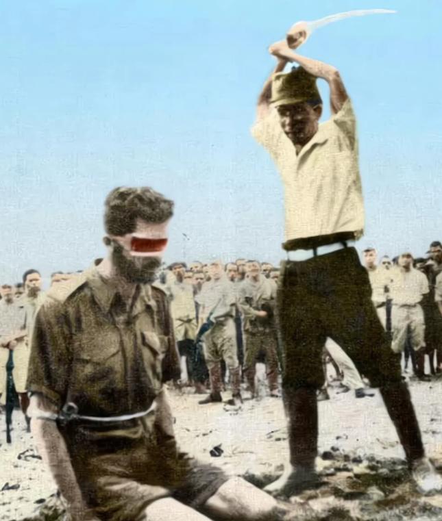 1943年，一个日本人砍下一个男人的脑袋，结果，因为这张照片，10万日本人全部都