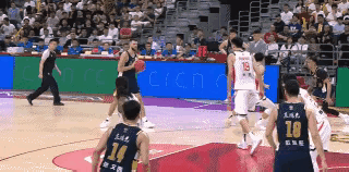 广东队新外援拉科塞维奇遭受重大打击！拉科塞维奇三分线出手，徐昕飞扑封盖，结果把