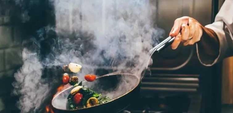 为什么刚炒完菜不能用水冲铁锅？若不是医生提醒，差点犯了大错！你是不是也习惯