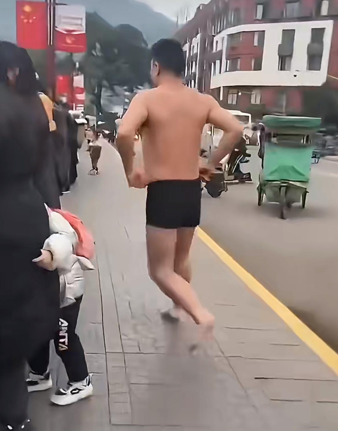 这个小伙救落水的人堪称专业，从大桥上跳下水，先拿住一个救生圈，再向溺水的人游过去