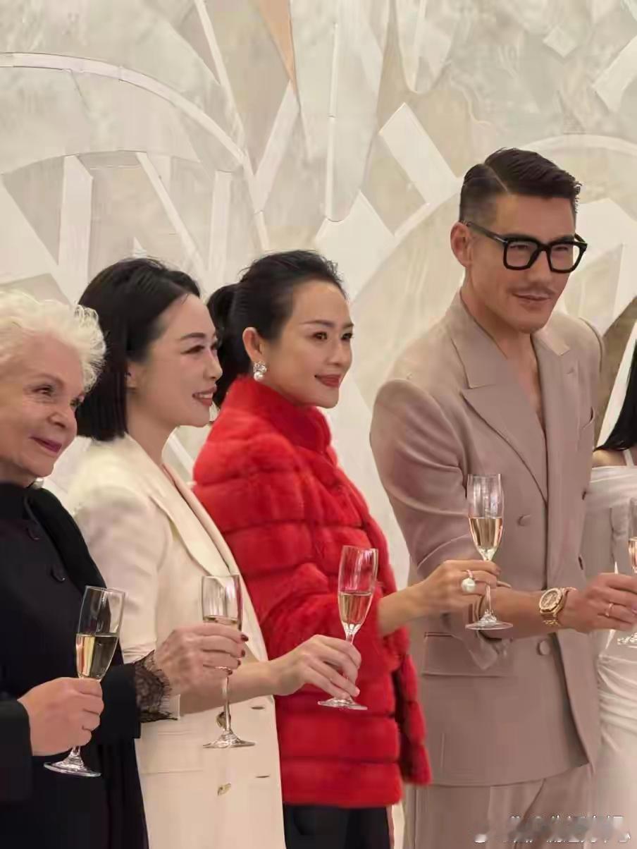 46岁章子怡离婚后曝光度变高了，出席活动时的她身穿红色皮草外套，戴着墨镜，给人的