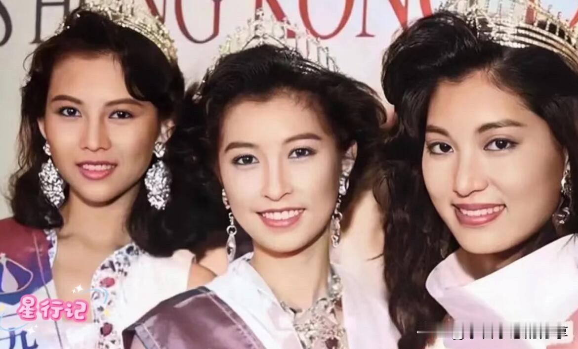年轻时候的蔡少芬长得太漂亮了，标准的瓜子脸，跟其他两位美女的合影里，她竟然把瞬间