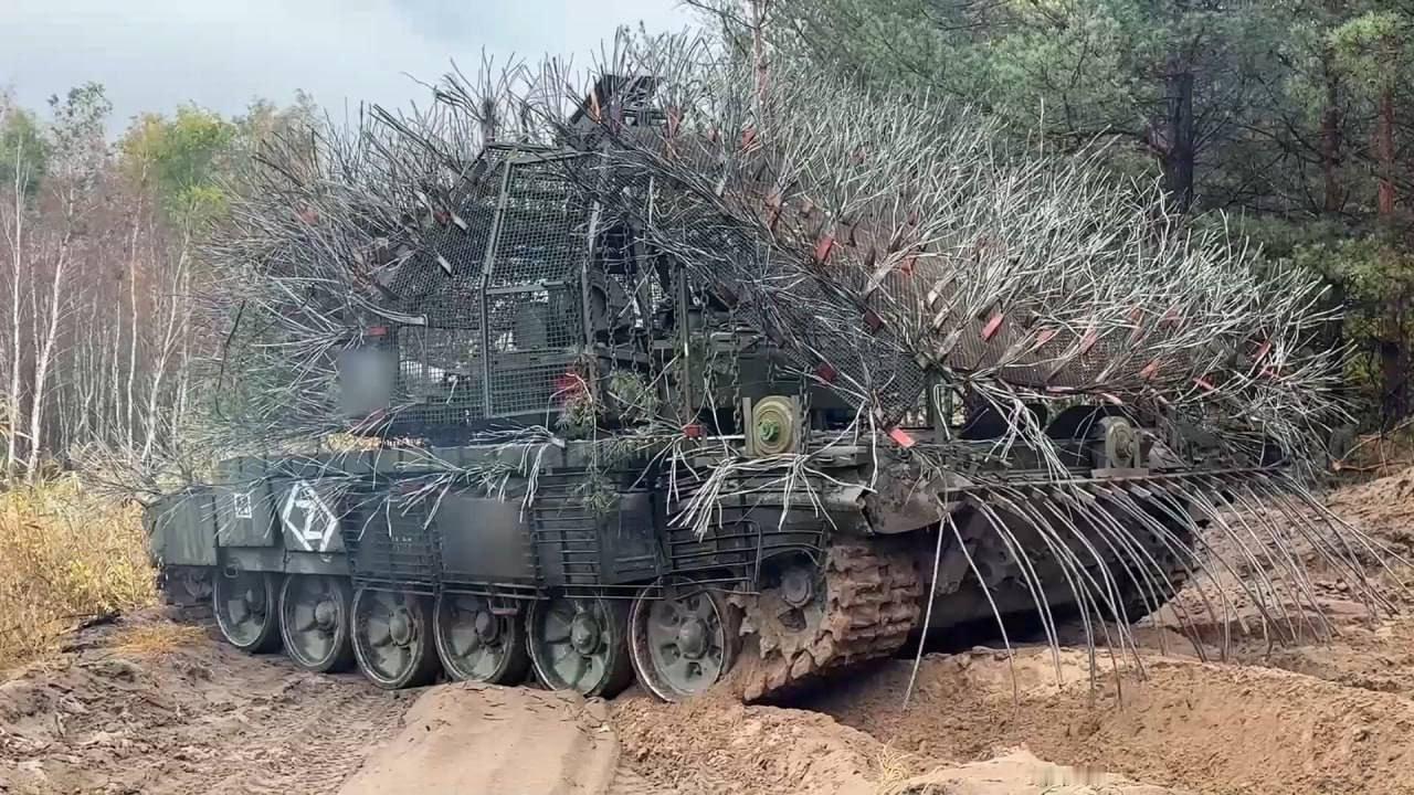 俄军蛆虫坦克车是搞笑的吗？专克无人机，越多越好。以前的坦克叫什么虎式、豹式；