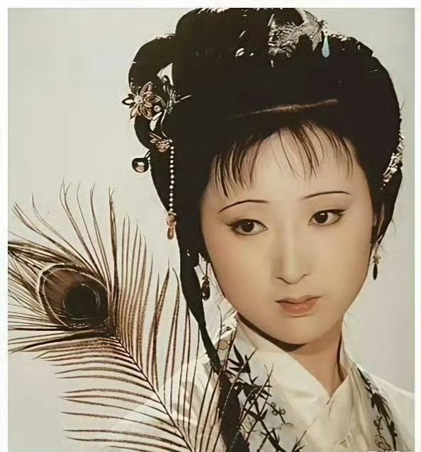看到陈晓旭1987年在香港宴会上的照片才知道林黛玉的妆造完全限制了她的美貌