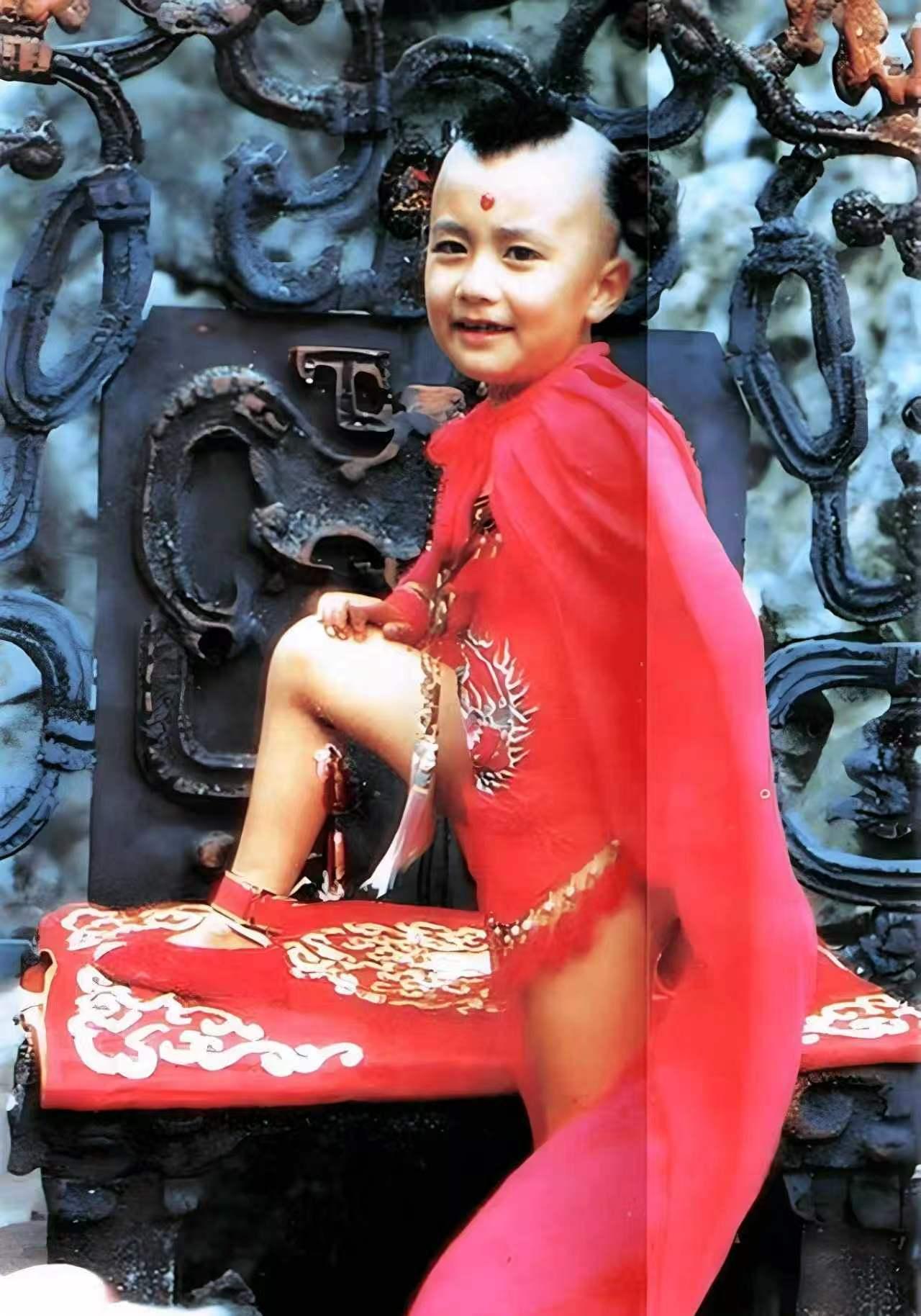 可当年那个穿着红肚兜、光着腿的8岁小男孩，后来怎么样了？你绝对想不到——他没