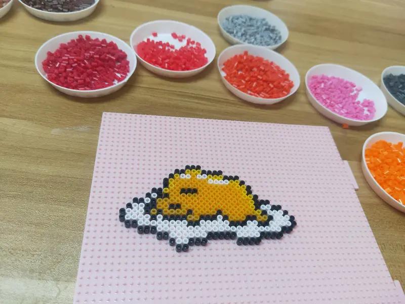 拼豆成消费“顶流”一点不意外。它原本是养老院康复工具和儿童玩具，如今成了年轻人的