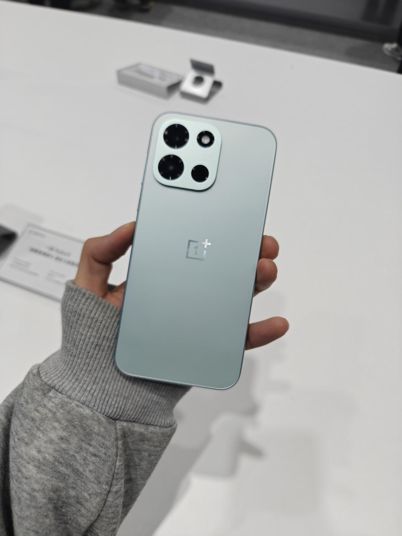 一加Turbo6真机，能不能卖爆？性价比赛道是真的卷，一加这款也是，骁龙8