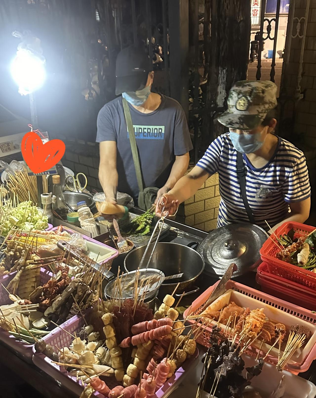 沈阳凌晨一点的夜市，18个壮汉吃了180串炸串、喝光5瓶白酒，结完账转身就走，静