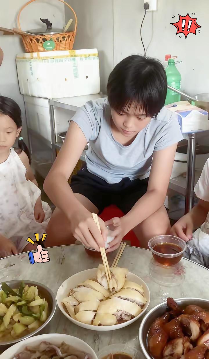 回顾2024年奥运冠军全红婵，回到湛江迈合村的老屋里吃团圆饭。圆桌前一身简单