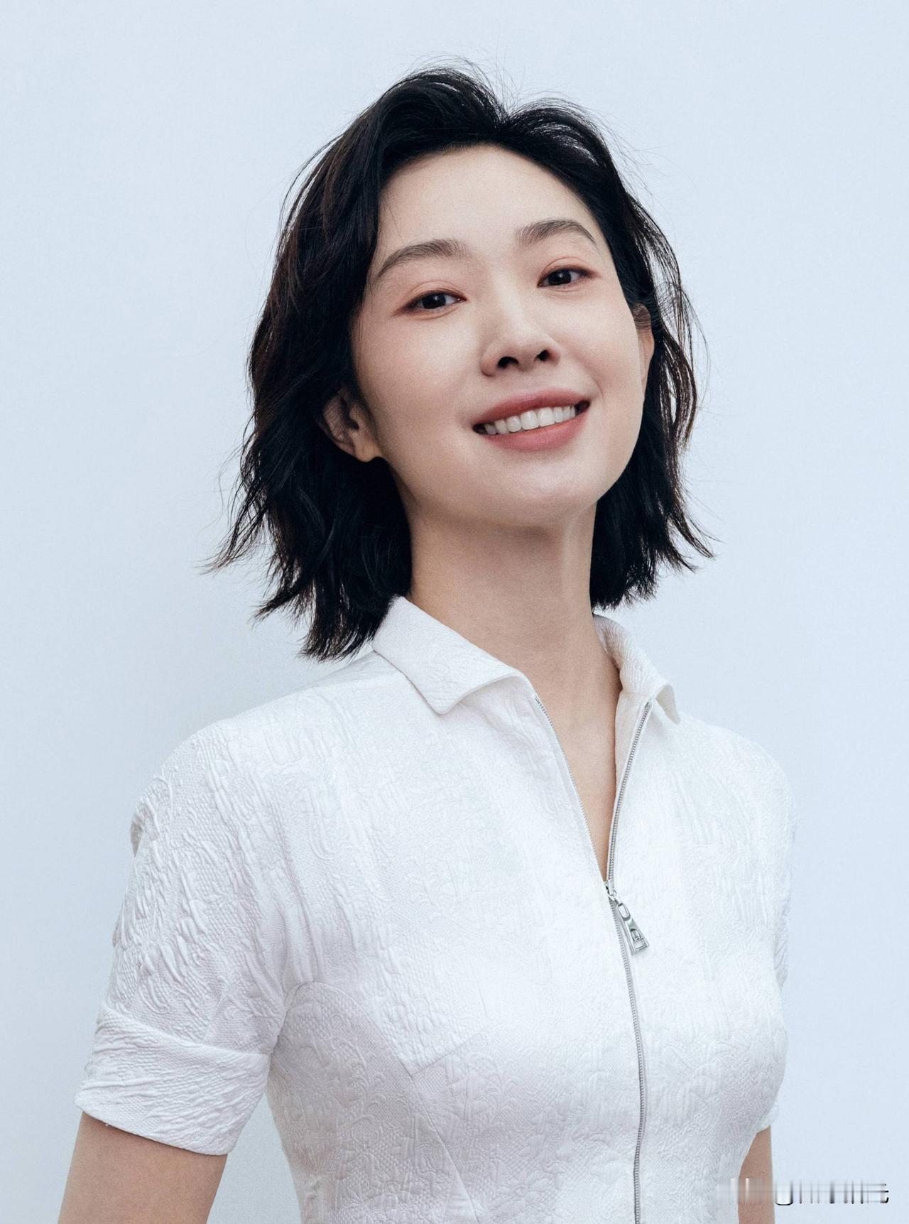 演员王佳佳说：“我和郭京飞在拍《老舅》时，如果没我的戏，我就喜欢坐在监视器那吃东