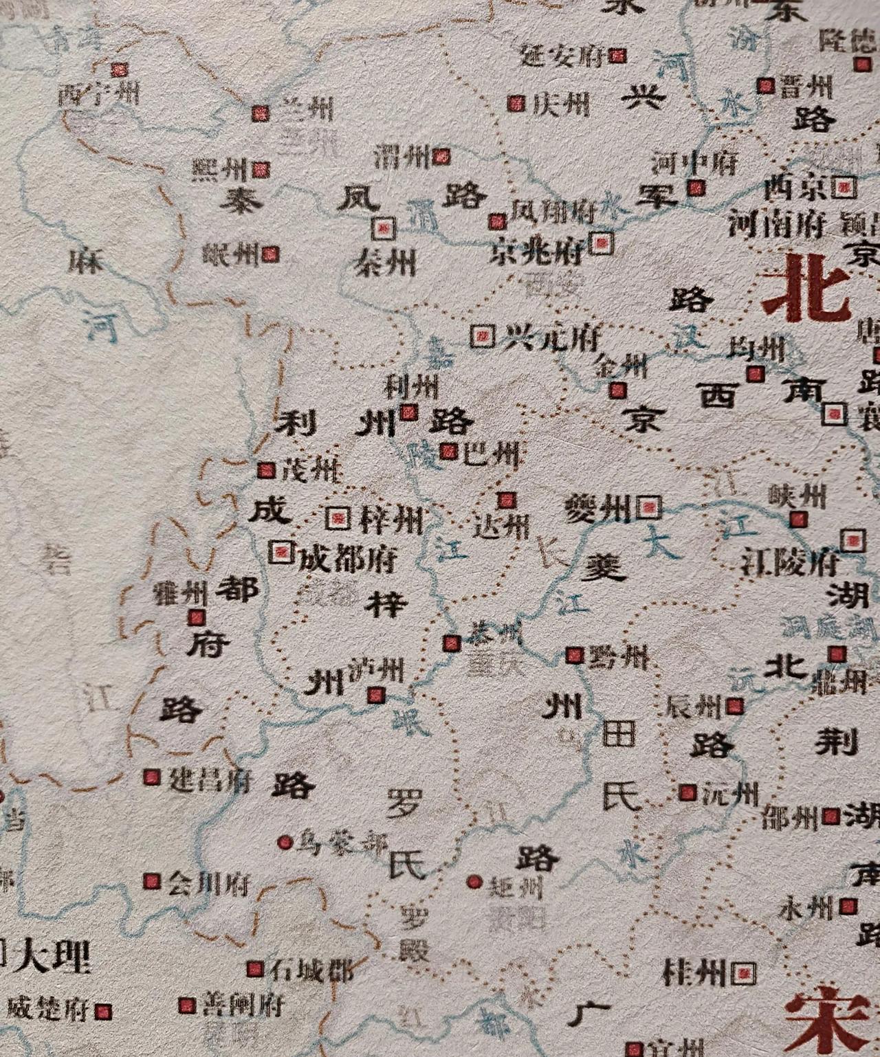 现在的四川和重庆地区在历史上分分合合，从没有铁板一块不变过，秦以前盆地周边有巴国