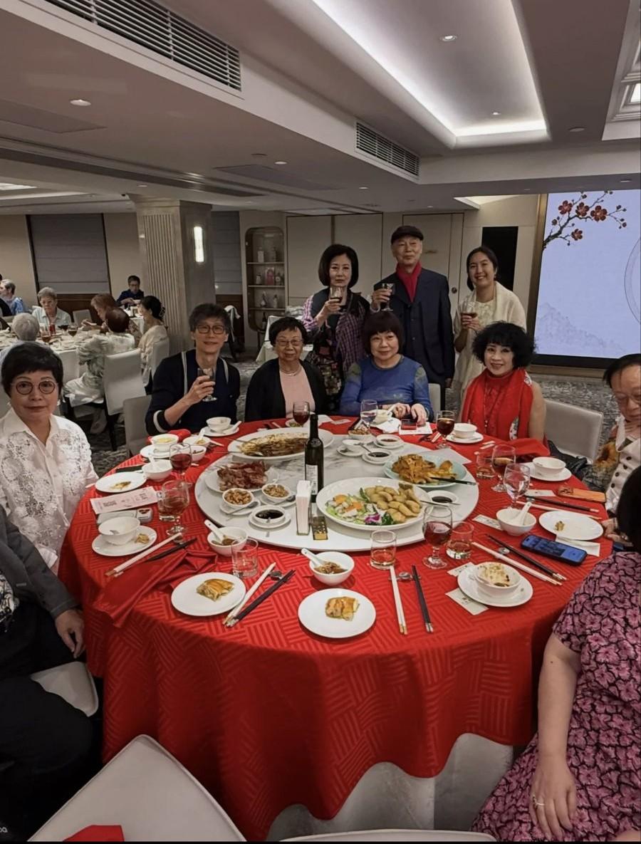 10月8日，汪明荃晒出前一天在香港上海总会给罗家英庆贺80岁生日的画面，TVB