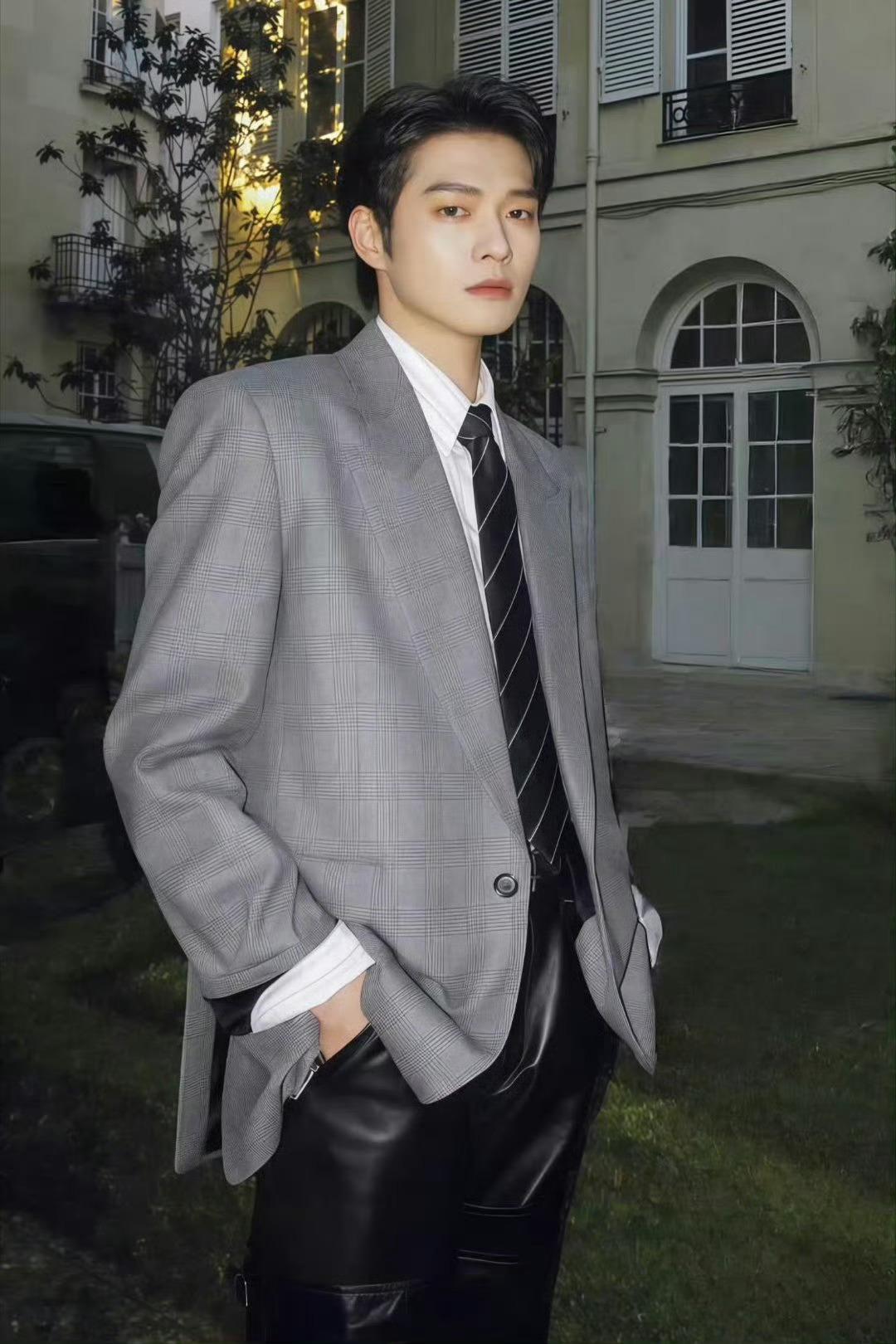 何炅“暗示”引波澜，娱乐圈新鲜事待揭晓近日，何炅在综艺里一句“大勋你不想要吗