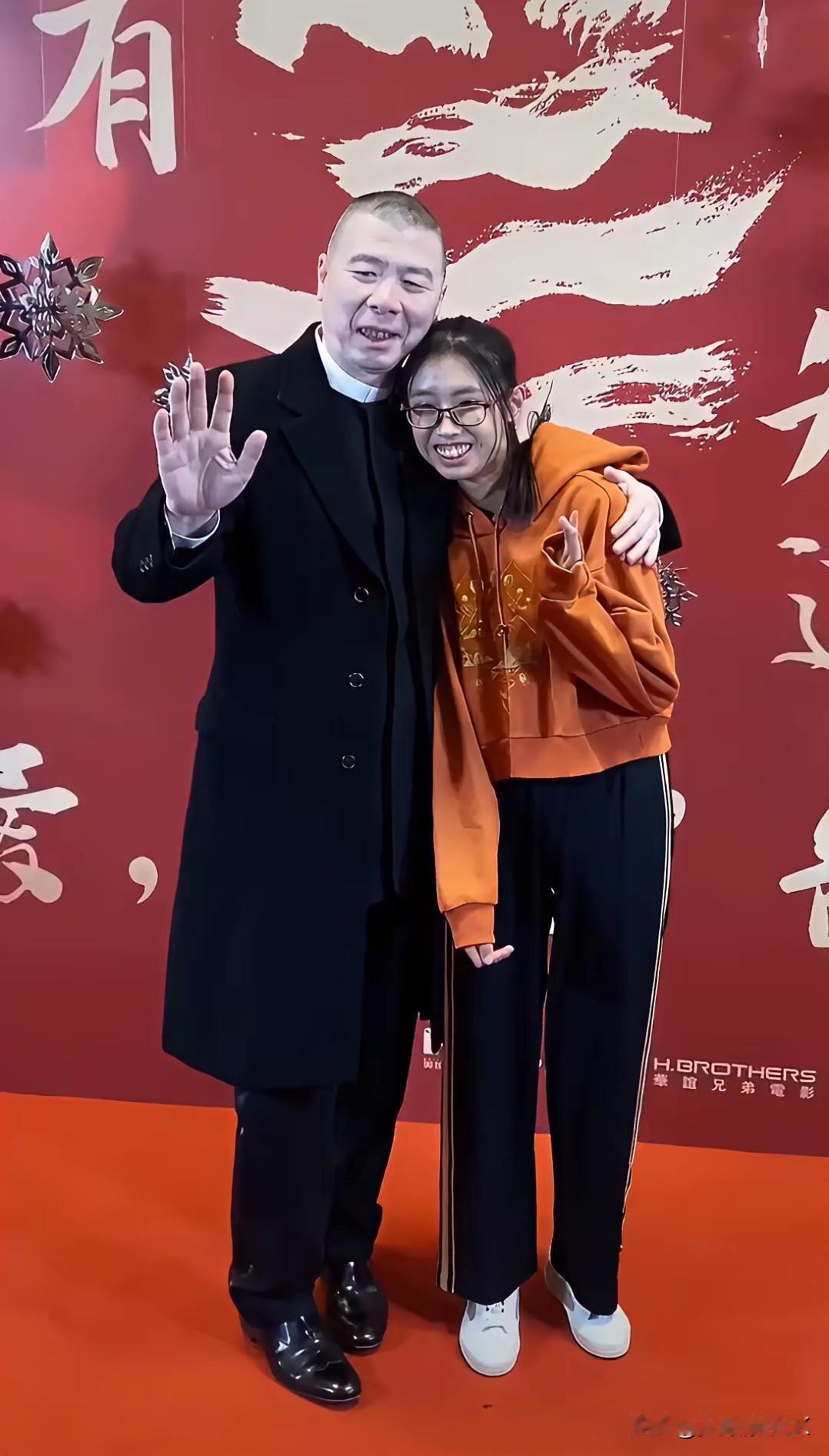 都说女大十八变，冯小刚和徐帆的养女冯思语（徐朵）就是最好的例子。以前她有点龅牙，