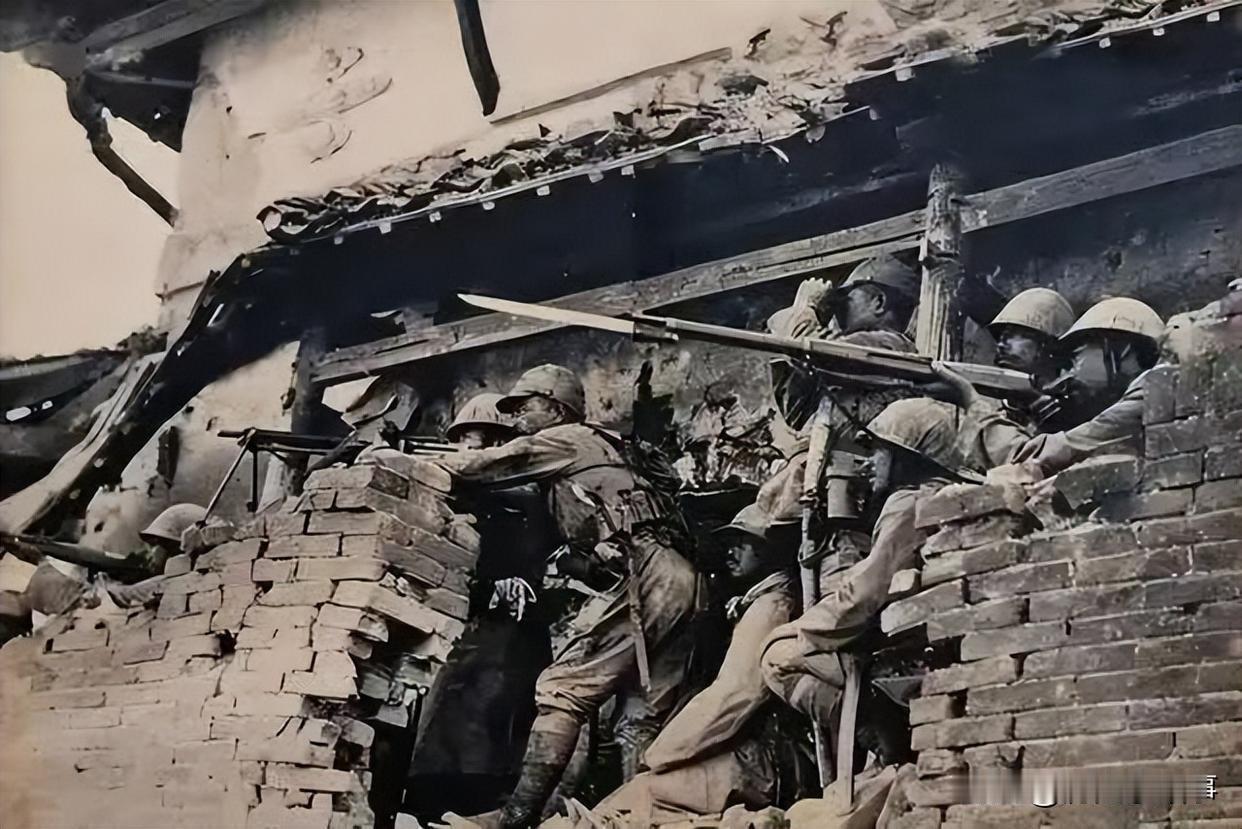 1943年秋，22岁的游击队长赵铁山被叛徒出卖，让鬼子堵在地道里。五花大绑押到村