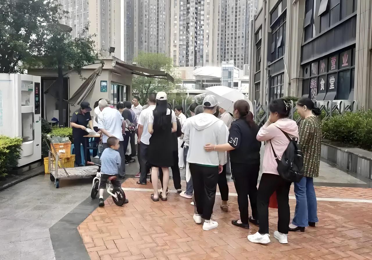 现在的孩子都怎么了？下午小区里一群孩子玩耍，其中两个发生了口角，一个初中大小的