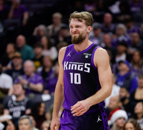 估计小萨博尼斯现在心里苦啊！原本以为球队补强了这么多大牌能带来新气象，结果小