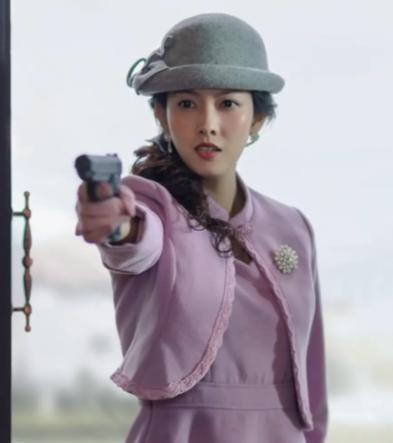 他醒来后第一件事，是必须对自己开枪。这不是比喻。1940年，上海。中共特工