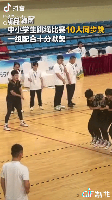 “被央视点赞了！”海南三亚，一场跳绳比赛现场，一支10人队伍在进行同步跳项目，不