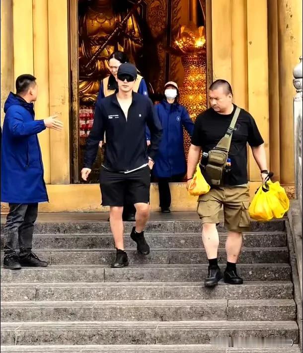 偶遇黄景瑜，他的身材果然名不虚传！最近有网友在峨眉山里面偶遇了黄景瑜。看
